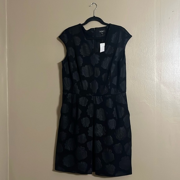 Lord & Taylor Dress Sz L Rose Embossed VNeck Short Sleeve Pleated Career Worship - Picture 1 of 8